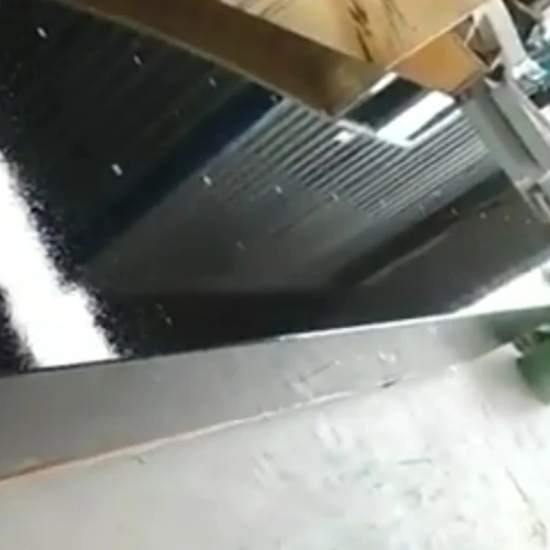 O platformă de granit de 4 metri lungi și 0,5 metri groși forate este expediată