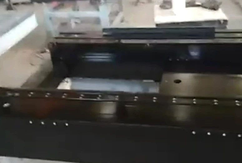 Componente de granit cu găuri forate și piese inserate