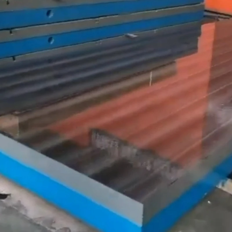 Platforma de 2 metri de 6 metri de zgărățare și laping de fier turnat așteaptă expedierea